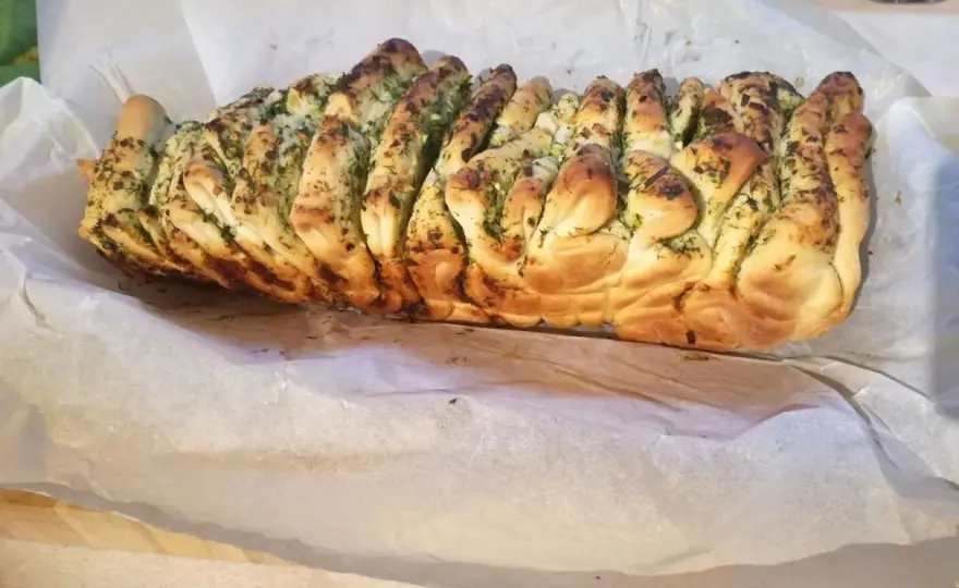 Rwany chlebek czosnkowy - przepis na idealny smak!