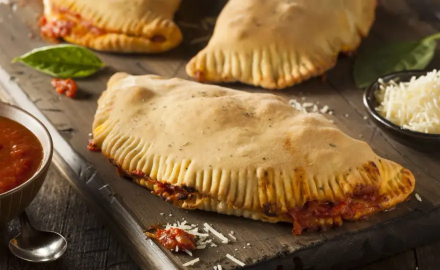 Włoski pieróg z kurczakiem - Przepis na idealne calzone