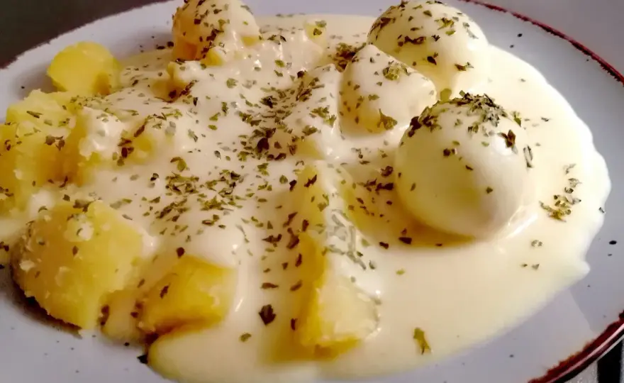 Jajka w sosie musztardowym - Idealny przepis na śniadanie