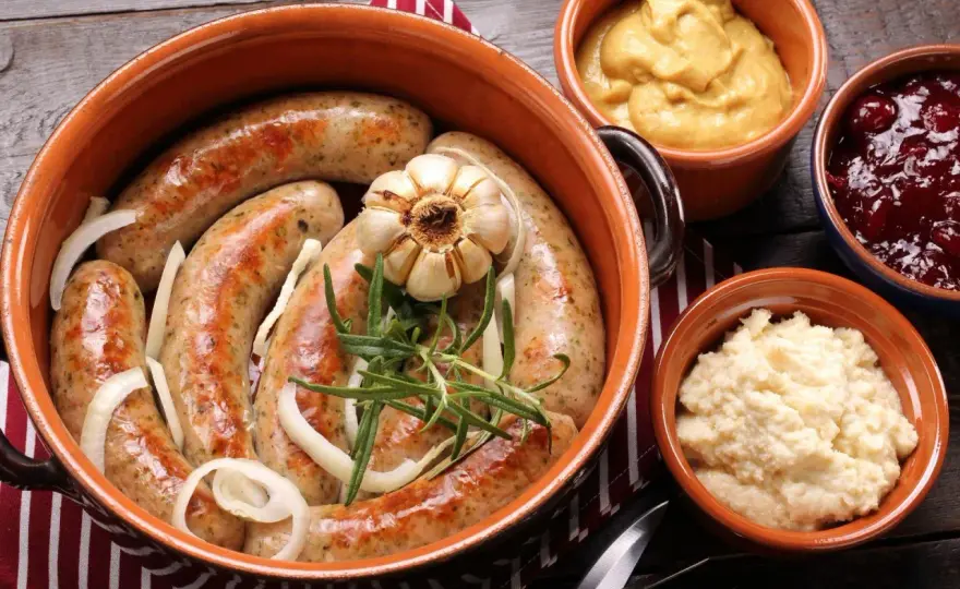 Biała kiełbasa pieczona - soczysta i pełna smaku. Sprawdź!