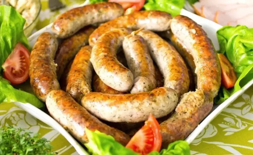 Jak upiec białą kiełbasę soczystą w środku? Sprawdź!