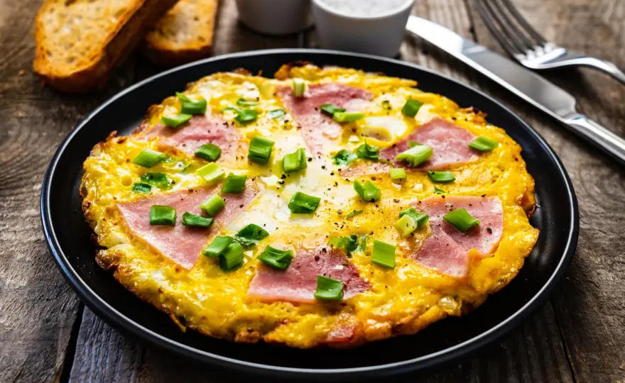 Omlet z szynką i serem - idealny przepis na puszyste śniadanie