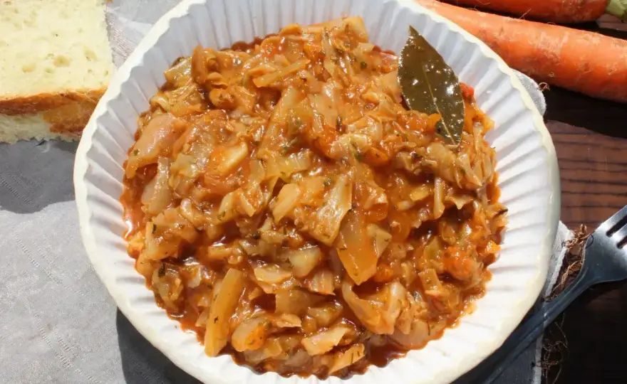 Bigos z młodej kapusty - przepis, który zawsze wychodzi!