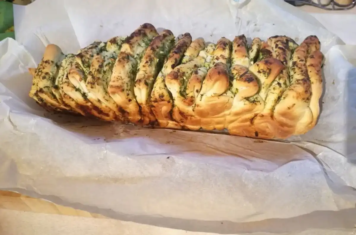 Rwany chlebek czosnkowy - przepis na idealny smak!