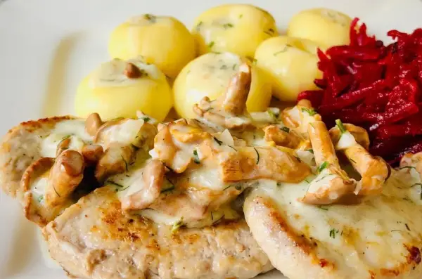 Miękkie polędwiczki wieprzowe w sosie z kurkami, podane z ziemniakami i buraczkami. Pyszny obiad!